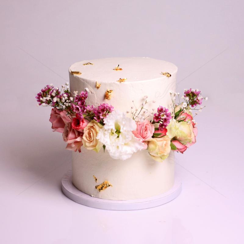 Tort Flori Elegante si Foita de Aur in Frosting